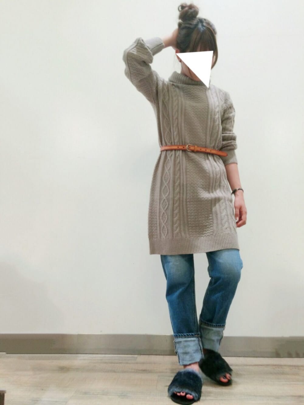 「オトナカジュアル、シンプルコーデ、デニムパンツ、ニット、ワンピース、パンツスタイル、ファーサンダル、タートルネック、ライトオン、Right-on」｜「Right-onの【BACK NUMBER】5Gケーブルニットタートルワンピース（ワンピース、ベージュ系）」を使った、bmmさん（レディース・155cm）の秋コーディネートの1枚目の写真