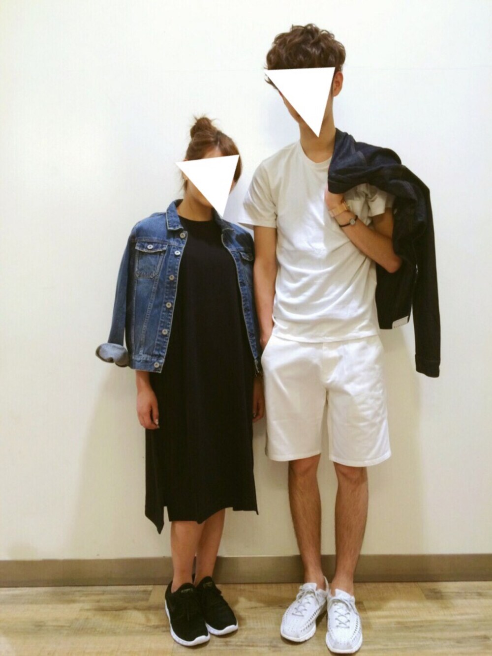 ブルー系のデニムジャケット、ブラック系のスニーカー、ホワイト系のTシャツ/カットソーを着用したメンズの夏コーディネートの1枚目の写真