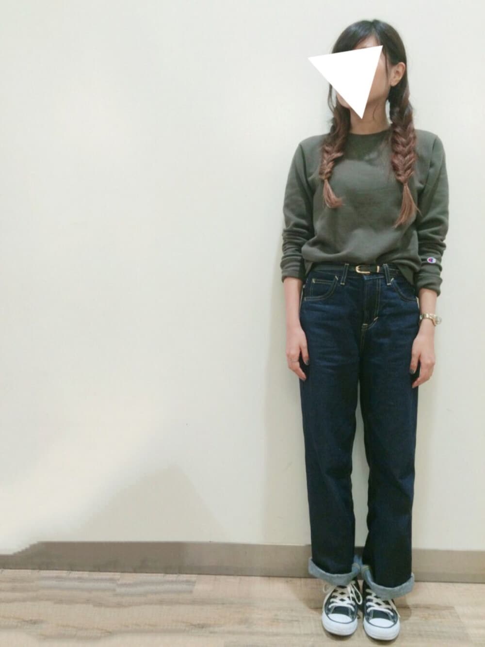 「秋のコーデ、Champion、LEE、converse、シンプルコーデ、ワイドデニム、カーキ、スウェット、ライトオン、Right-on」｜「Championの【CHAMPION】無地プルオーバー（スウェット、グリーン系）」を使った、bmmさん（レディース・155cm）の秋コーディネートの1枚目の写真
