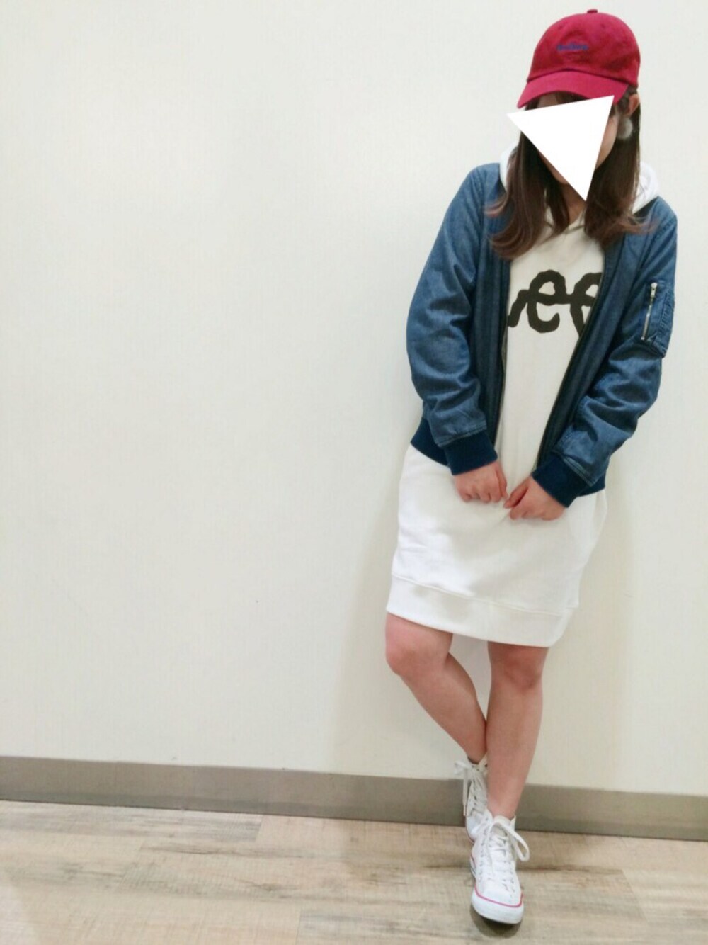 「秋コーデ、休日スタイル、カジュアルコーデ、スニーカー、LEE、MA-1、コンバース、キャップ、ライトオン、Right-on」｜「BEN DAVISの【BEN DAVIS】人気のロゴローキャップ（キャップ、レッド系）」を使った、bmmさん（レディース・155cm）の秋コーディネートの1枚目の写真