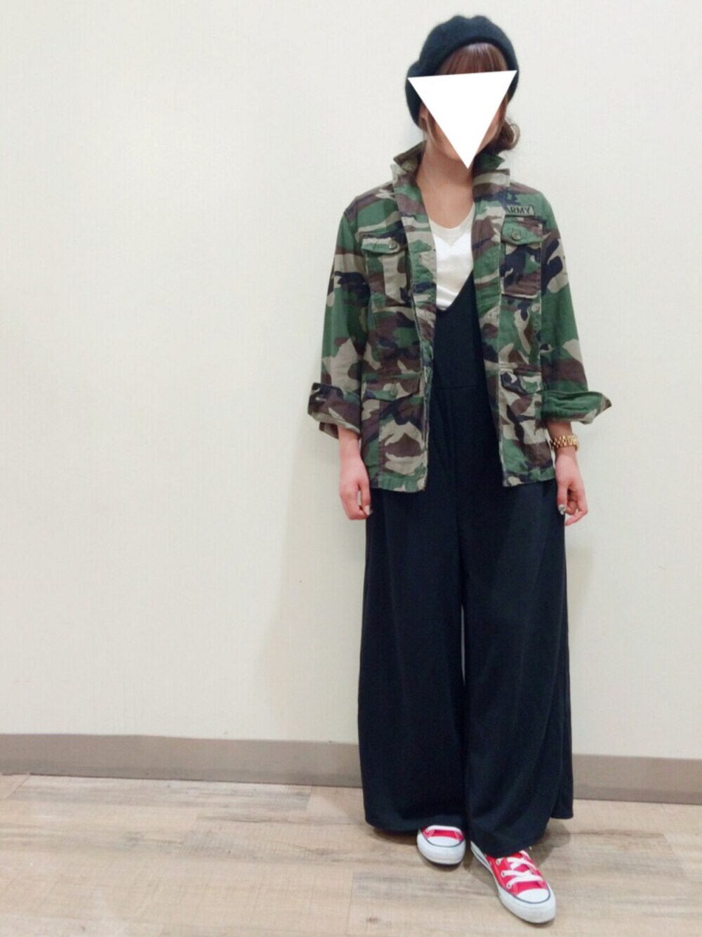 「秋コーデ、大人カジュアル、スニーカー、converse、カモフラ、オールインワン、ベレー帽、ライトオン、Right-on、ベレー帽フェス」｜「Right-onのアイテム（ハンチング/ベレー帽、ブラック系）」を使った、bmmさん（レディース・155cm）の秋コーディネートの1枚目の写真