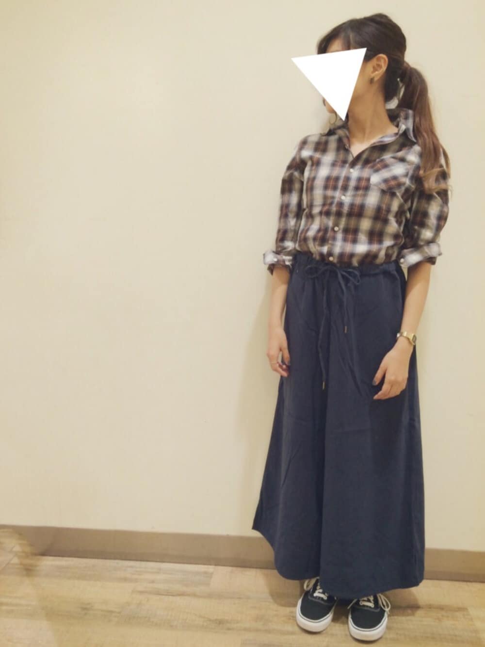 ブラウン系のシャツ/ブラウス、ブルー系のその他パンツ、ブラック系のスニーカーを着用したレディースの夏コーディネートの1枚目の写真