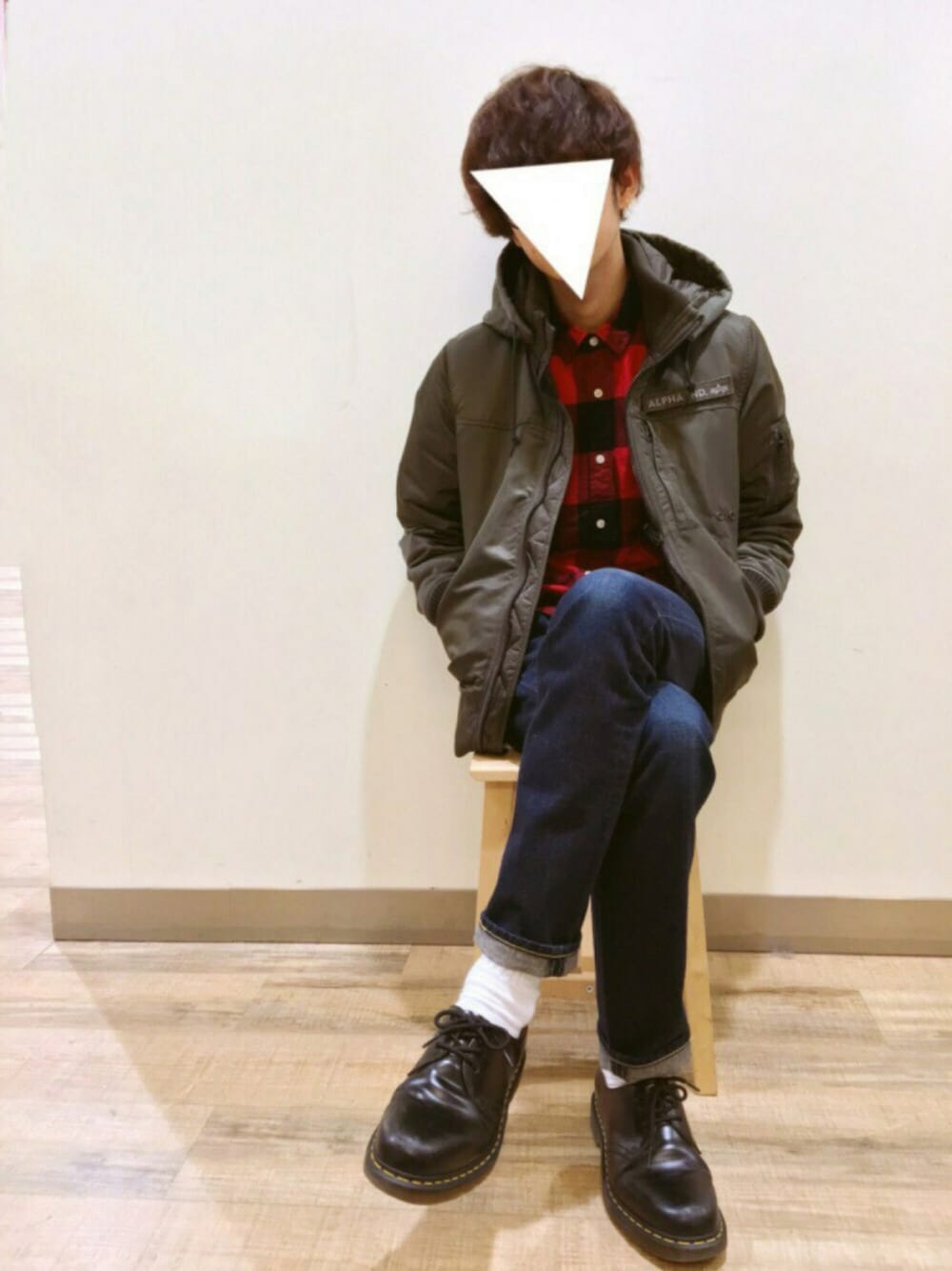 「冬、カジュアル、Dr.Martens、ミリタリージャケット、ドクターマーチン、LEE、チェックシャツ、デニムパンツ、ライトオン、Right-on」｜「Wranglerの【Wrangler】ブロックチェックシャツ（シャツ/ブラウス、レッド系）」を使った、bmmさん（メンズ・180cm）の秋コーディネートの1枚目の写真