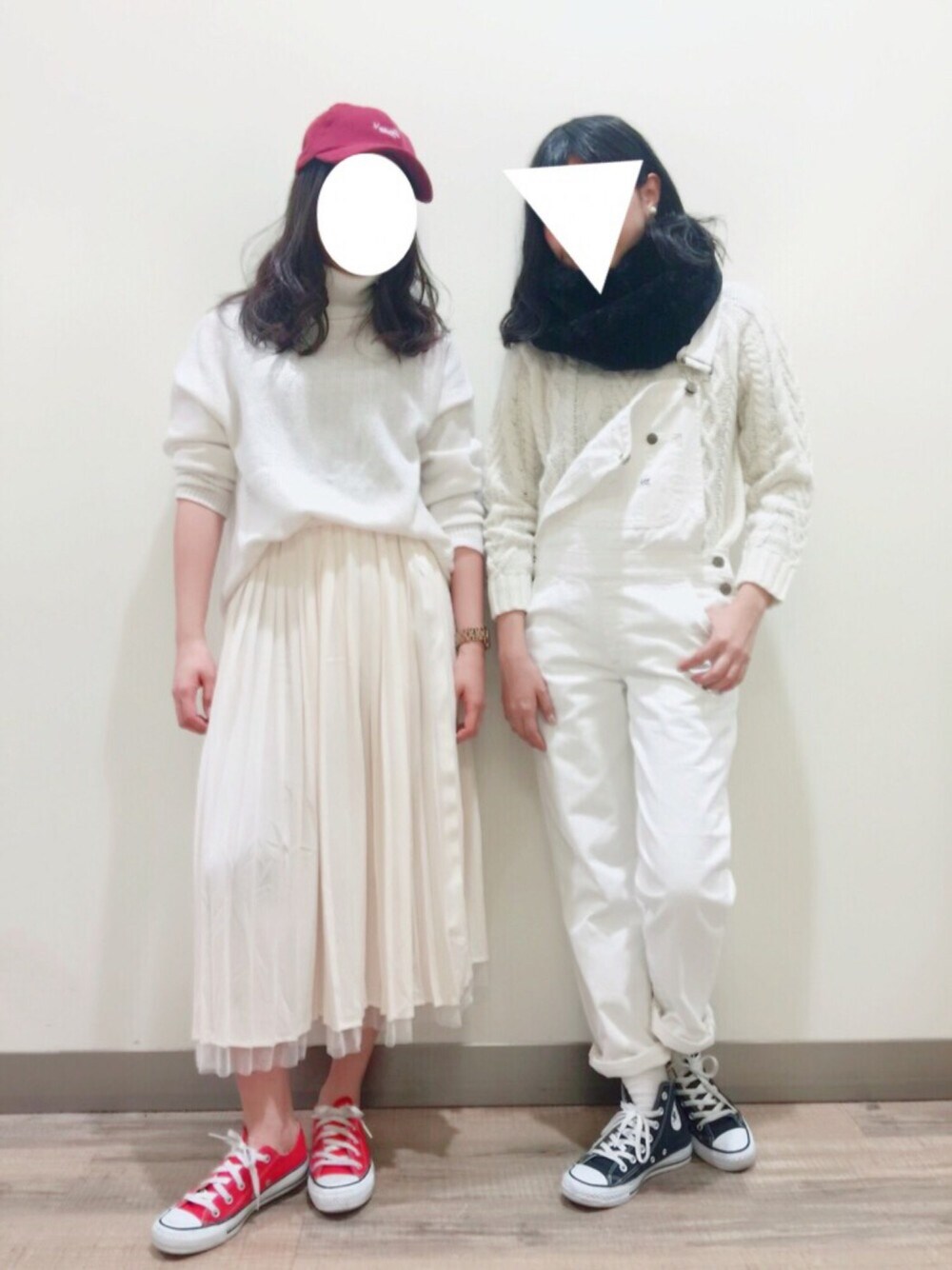 「シンプル、パンツスタイル、きれいめカジュアル、冬コーデ、リンクコーデ、ホワイト、ニット、コンバース、ライトオン、Right-on」｜「newhattanの【NEWHATTAN】コーデュロイキャップ（キャップ、レッド系）」を使った、bmmさん（レディース・155cm）の冬コーディネートの1枚目の写真