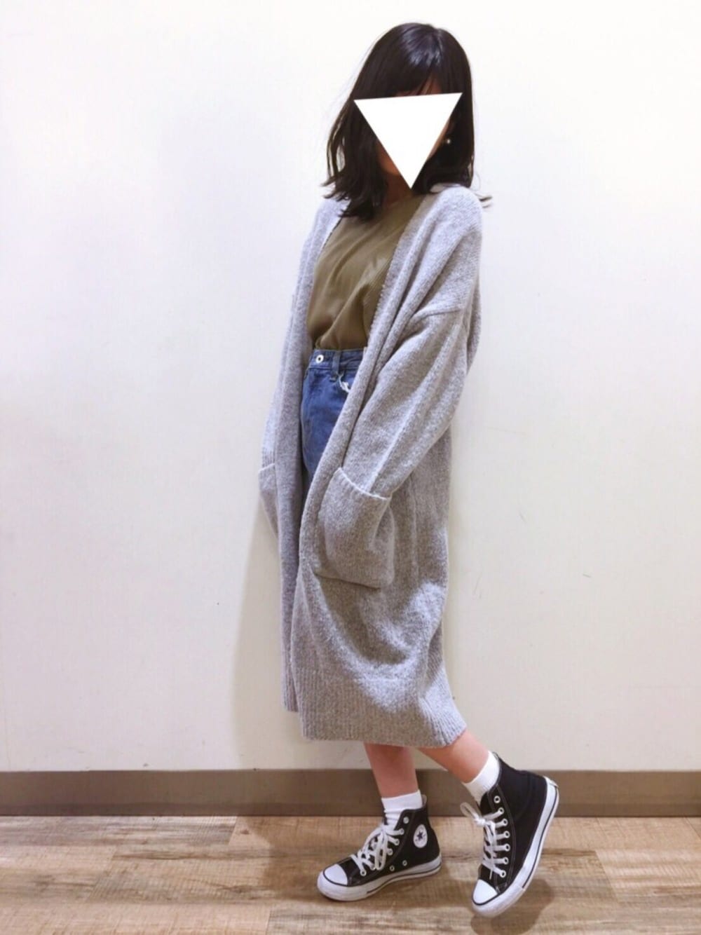 「カジュアルコーデ、シンプル、スニーカー、デニム、ガウンコート、タイトスカート、ニット、コンバース、ライトオン、Right-on」｜「Right-onの【BACK NUMBER】もちもちコーディガン（カーディガン/ボレロ、グレー系）」を使った、bmmさん（レディース・155cm）の冬コーディネートの1枚目の写真