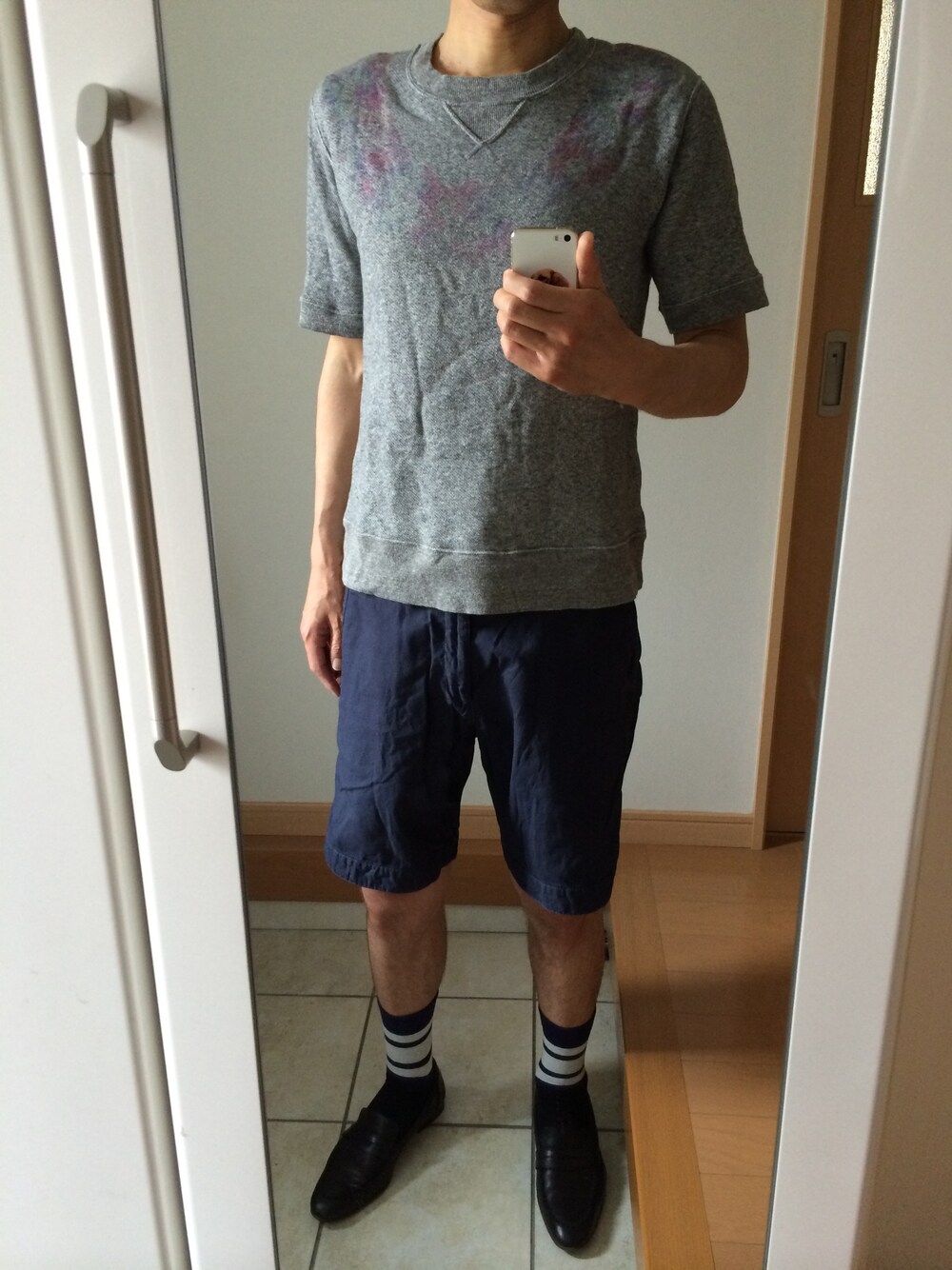 「花柄、半袖スウェット」｜「.efiLevolのTieDye Flower Print Sweat（Tシャツ/カットソー、グレー系）」を使った、takさん（メンズ・179cm）の春コーディネートの1枚目の写真