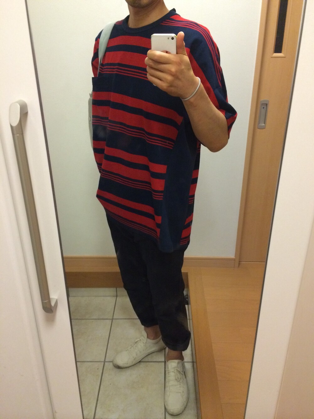 「赤×青、レッド×ネイビー、ドラムバッグ、白スニーカー」｜「Name.のBORSER RASCHEL BIG TEE（Tシャツ/カットソー、ブルー系）」を使った、takさん（メンズ・179cm）の秋コーディネートの1枚目の写真