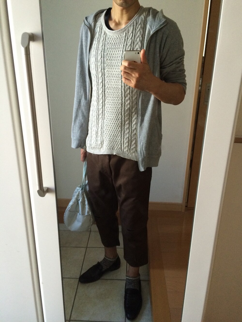 「グレーのパーカー」｜「CIAOPANICの【Ciaopanic】　セットフランknitS/S（ニット/セーター、ベージュ系）」を使った、takさん（メンズ・179cm）の秋コーディネートの1枚目の写真