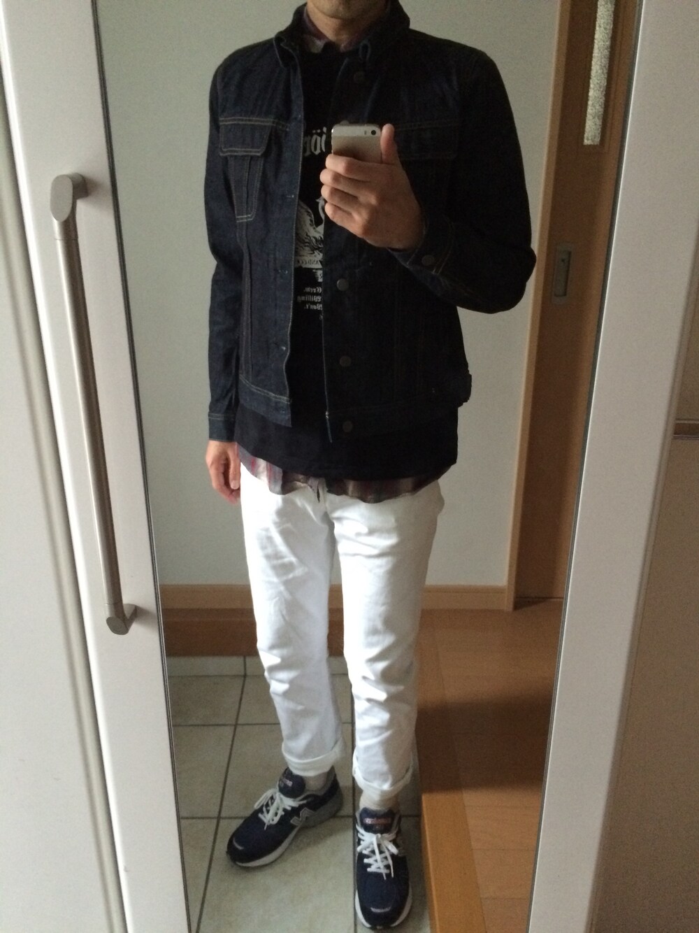 ブルー系のデニムジャケット、ブルー系のスニーカーを着用したメンズの秋コーディネートの1枚目の写真