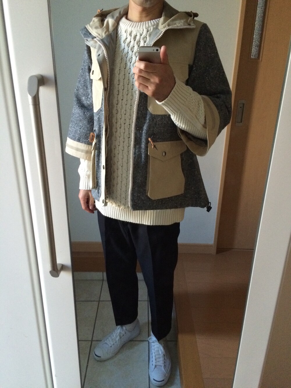 「ホワイトニット、マウンテンパーカー、Aライン、ホワイトスニーカー、七分袖アウター」｜「.efiLevolのTweed Mountain Jacket（その他アウター、グレー系）」を使った、takさん（メンズ・179cm）の秋コーディネートの1枚目の写真