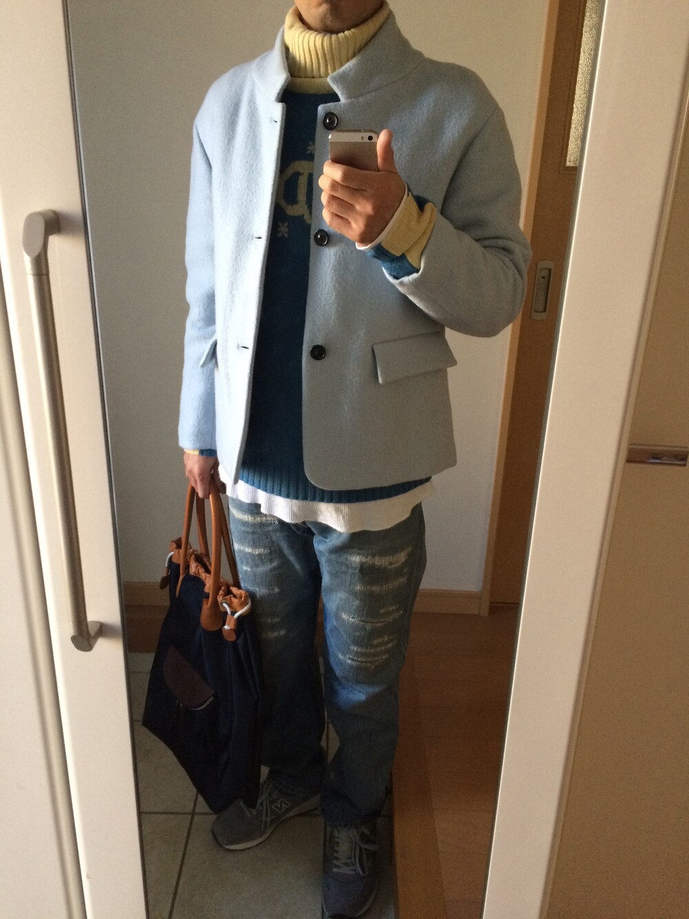 ブルー系のその他アウター、ブルー系のデニムパンツ、ブラック系のショルダーバッグを着用したメンズの冬コーディネートの1枚目の写真