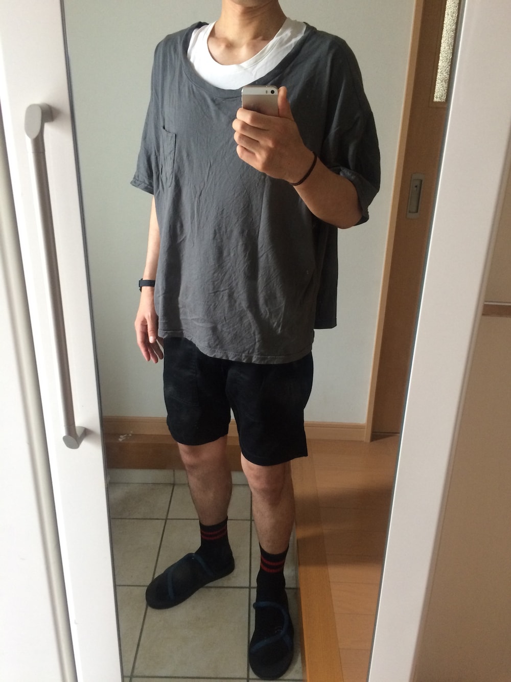 「ゆるコーデ」｜「NANO universeのwjk/ Plain U-Neck Tee S/S（Tシャツ/カットソー、ホワイト系）」を使った、takさん（メンズ・179cm）の夏コーディネートの1枚目の写真