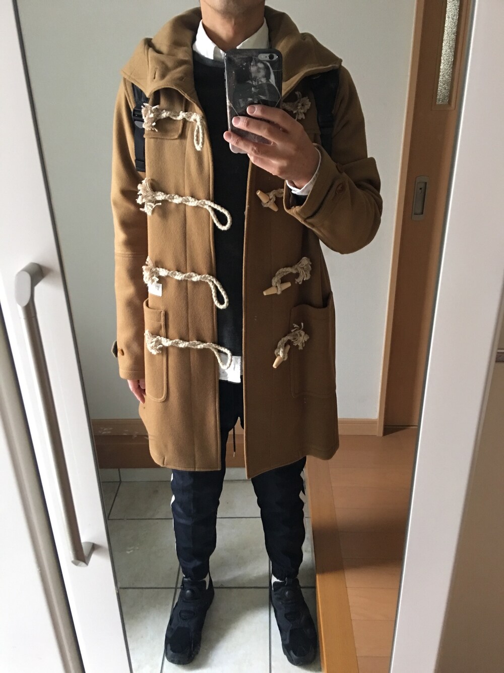 「ダッフルコート、ジャージーパンツ、ベージュ×ブラック」｜「Name.のCASHMERE MELTON DUFFUL COAT（ダッフルコート、ベージュ系）」を使った、takさん（メンズ・179cm）の冬コーディネートの1枚目の写真