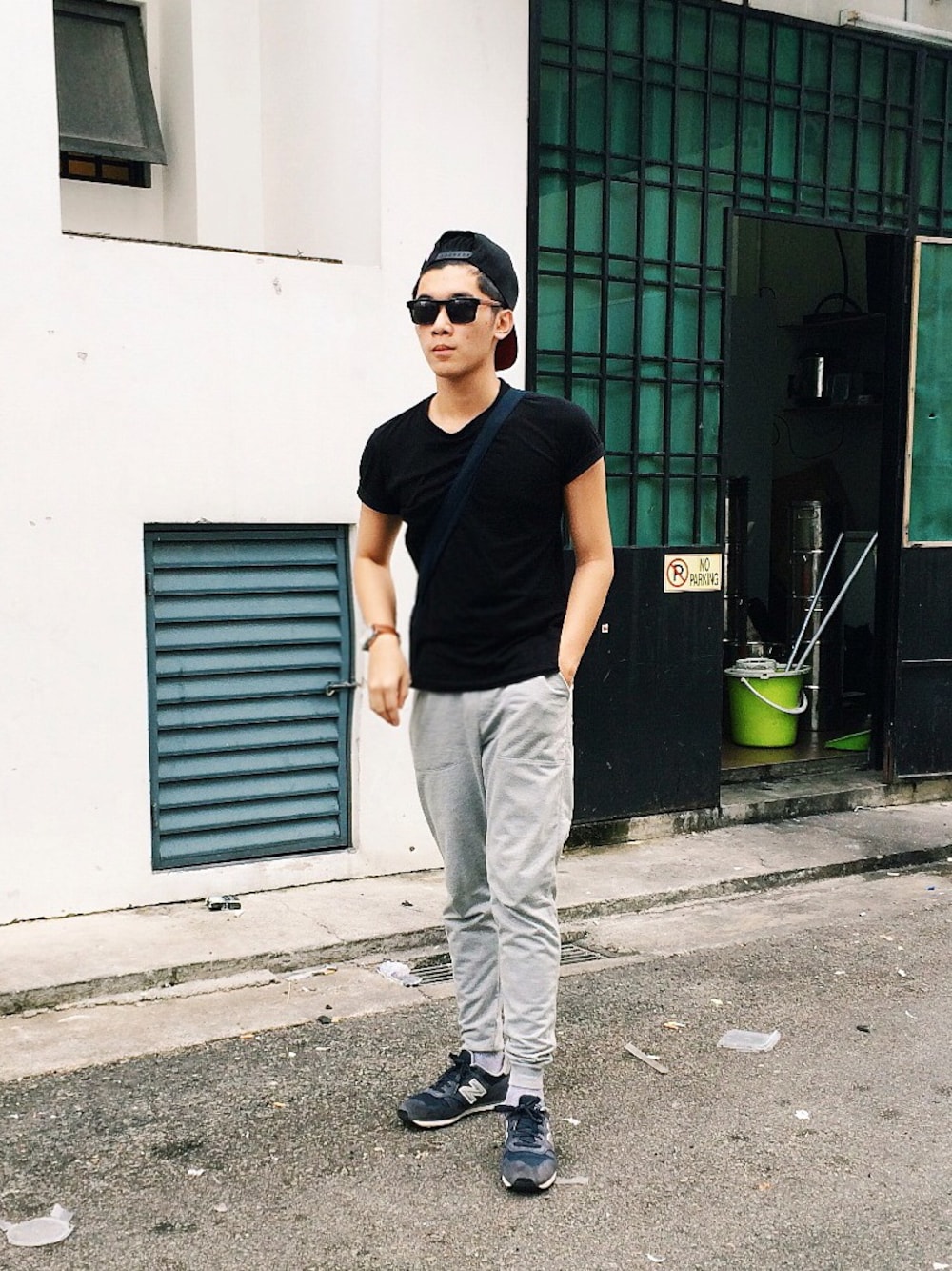 「NEW BALANCEのアイテム（スニーカー、ブルー系）」を使った、Chen Yong Jieさん（メンズ・171cm）の秋コーディネートの1枚目の写真