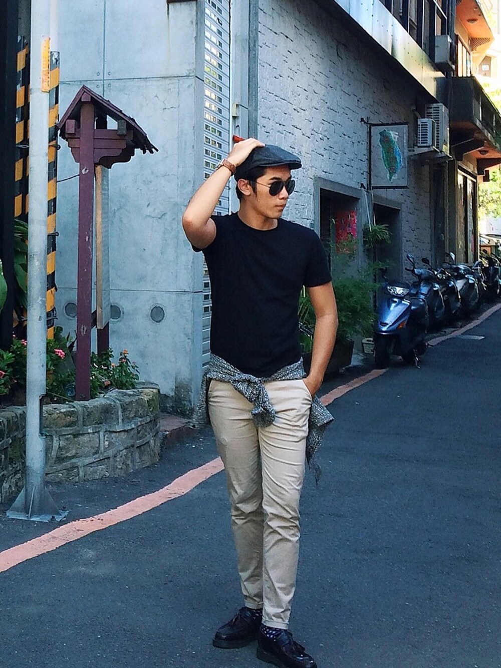 「Dr. Martensのアイテム（その他シューズ、その他）」を使った、Chen Yong Jieさん（メンズ・171cm）の秋コーディネートの1枚目の写真