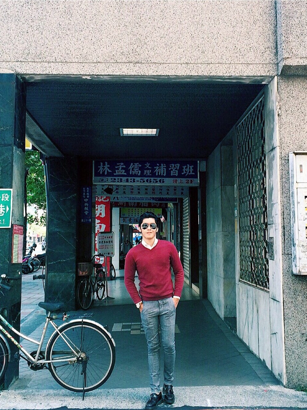 「GAPのアイテム（シャツ/ブラウス、ホワイト系）」を使った、Chen Yong Jieさん（メンズ・171cm）の秋コーディネートの1枚目の写真