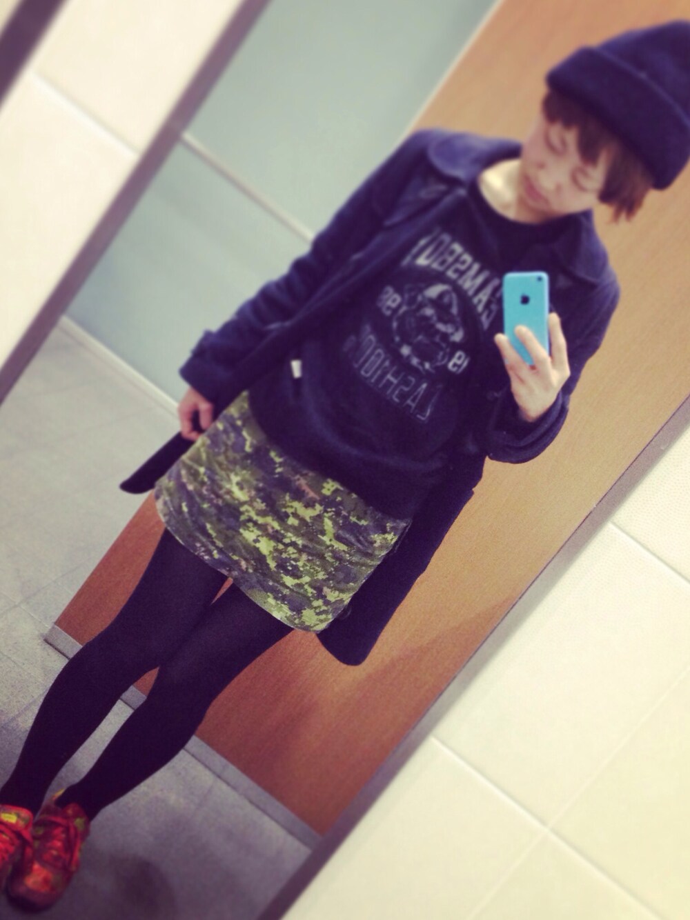 ブラック系のダッフルコート、ブルー系のニットキャップ/ビーニーを着用したレディースの冬コーディネートの1枚目の写真