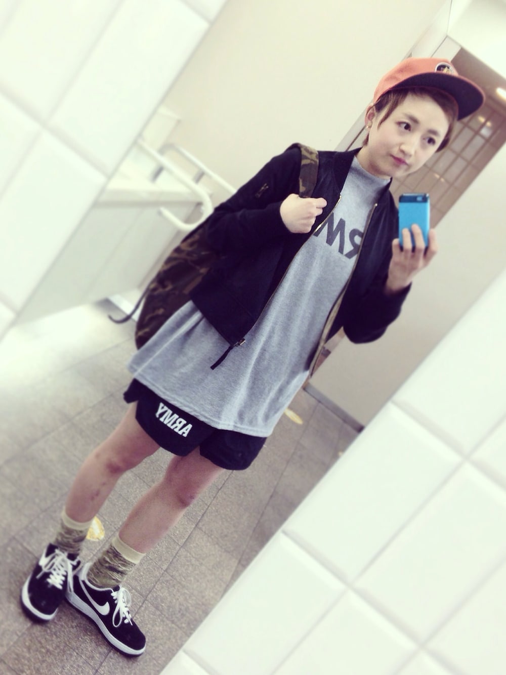 グレー系のTシャツ/カットソー、ブラック系のその他パンツ、その他のバックパック/リュックを着用したレディースの春コーディネートの1枚目の写真