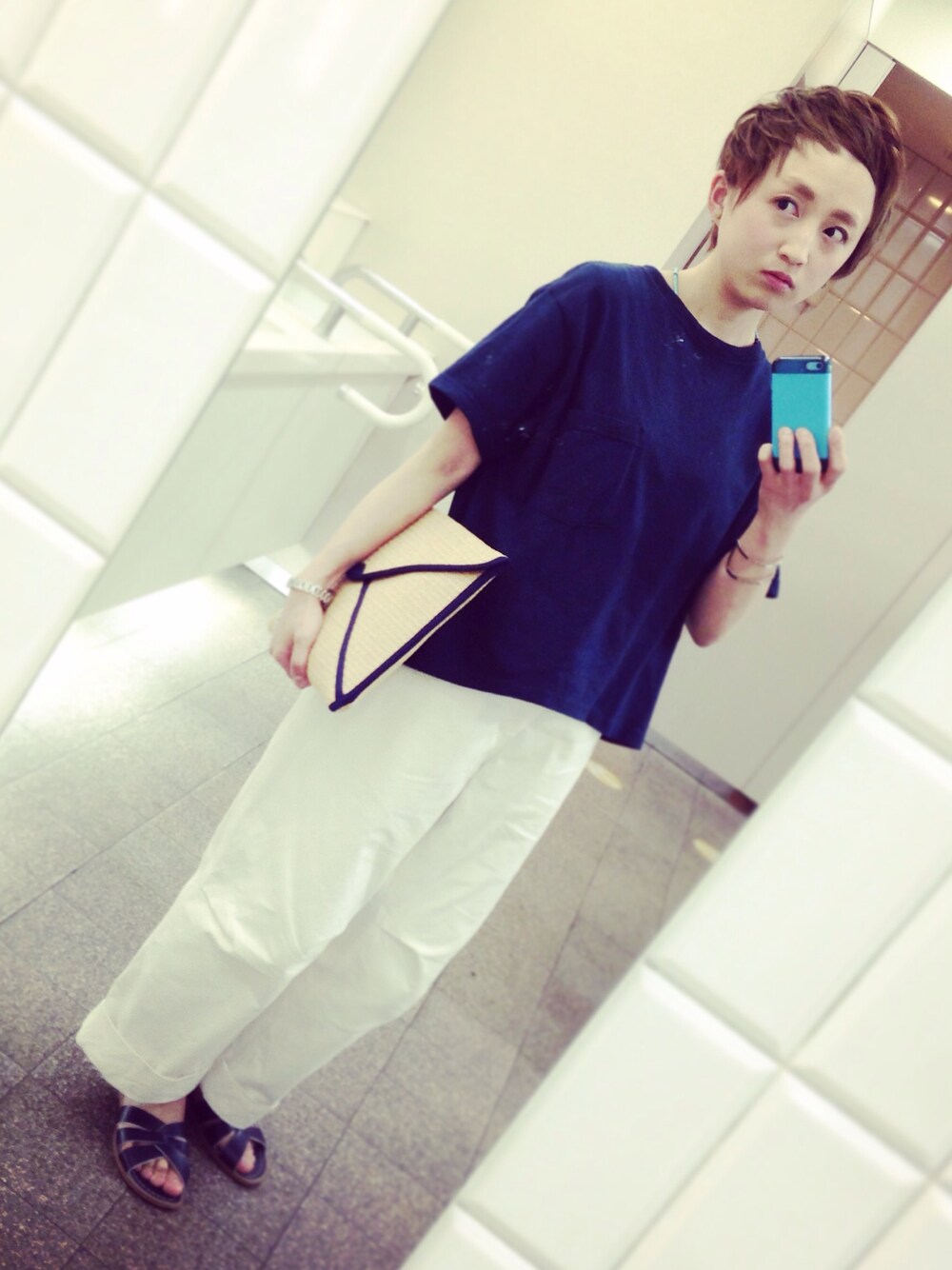 「goodwear、BEAMS BOY、シンプル、クラッチバッグ、ターコイズブルー、サンダル、ホワイトパンツ、オーバーサイズ」｜「BEAMS BOYのGoodwear / カスタム BIG Tシャツ（Tシャツ/カットソー、ブルー系）」を使った、ayamiiiiさん（レディース・159cm）の春コーディネートの1枚目の写真