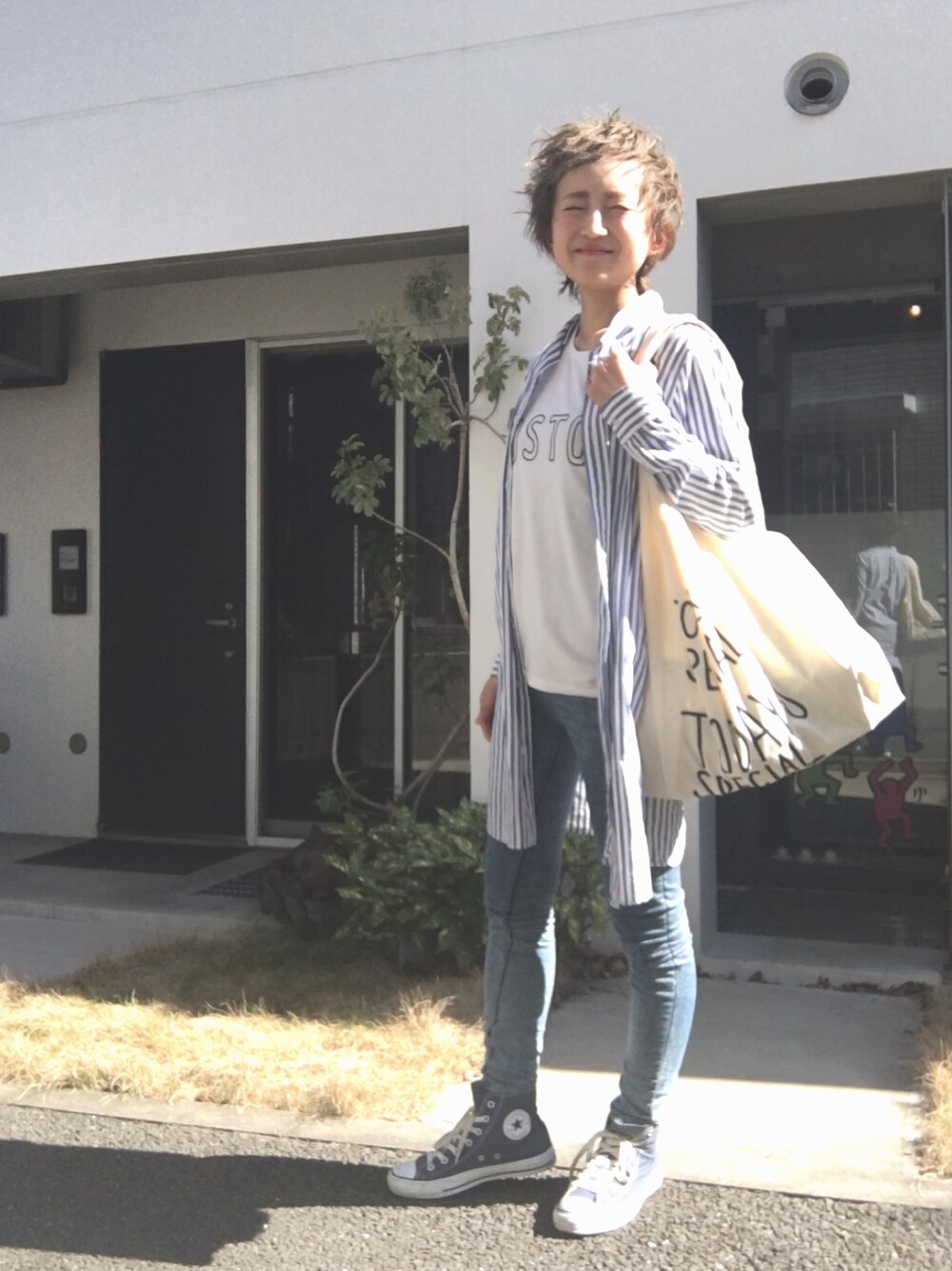 ブルー系のワンピース、ホワイト系のTシャツ/カットソー、その他のパンツを着用したレディースの冬コーディネートの1枚目の写真
