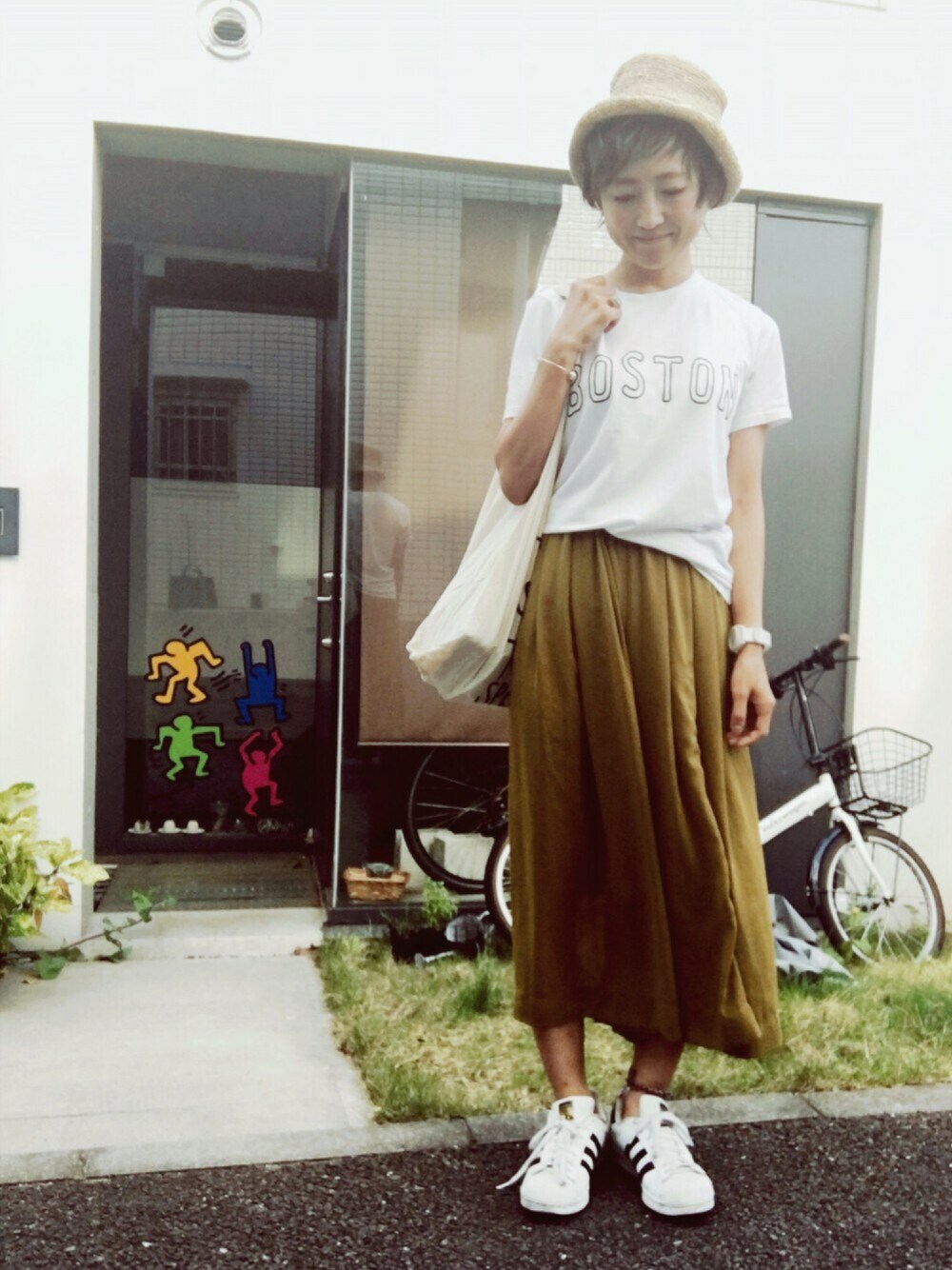 ホワイト系のTシャツ/カットソー、グリーン系のその他パンツ、ホワイト系のエコバッグ/サブバッグを着用したレディースの春コーディネートの1枚目の写真