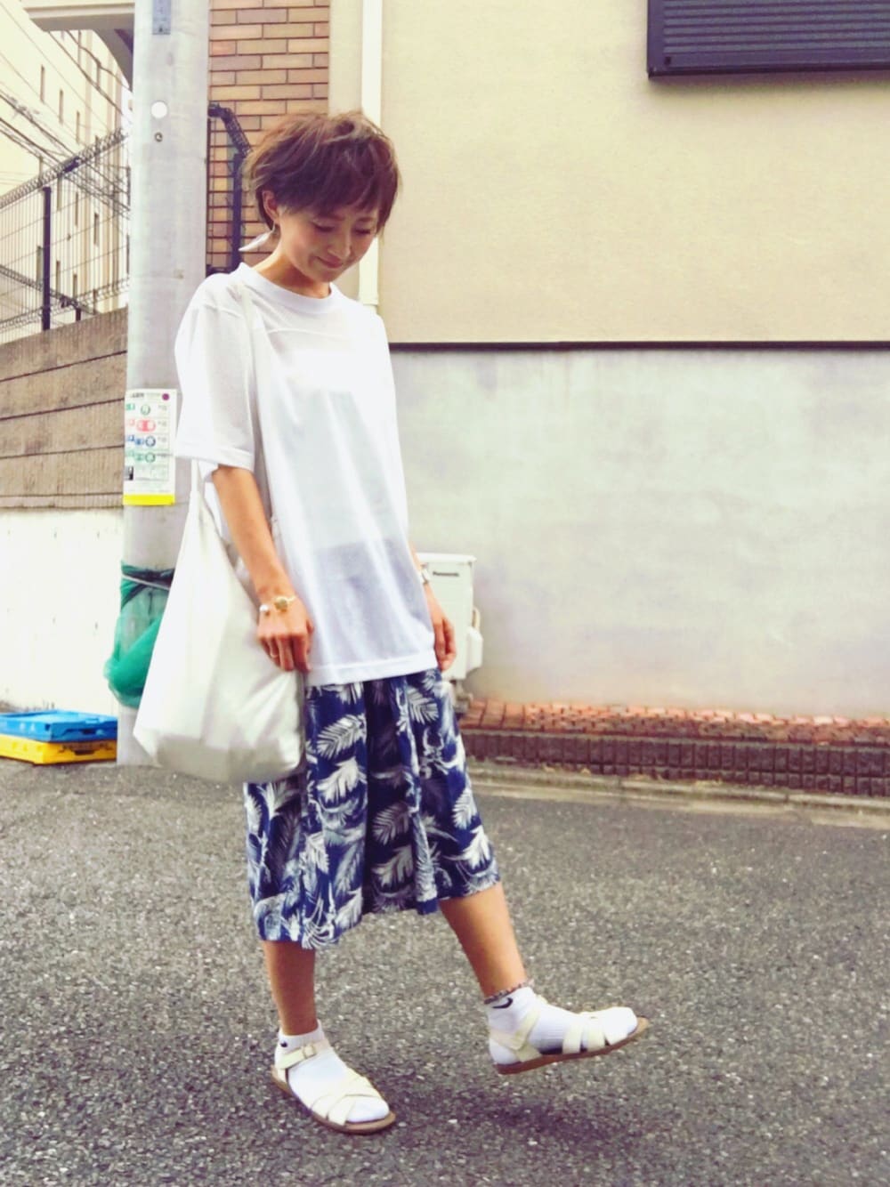ブルー系のその他パンツ、ホワイト系のショルダーバッグ、ホワイト系のサンダルを着用したレディースの春コーディネートの1枚目の写真