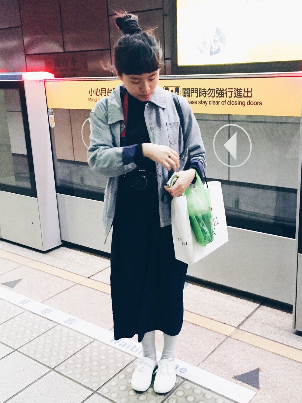 ホワイト系のその他シューズ、ホワイト系のソックス/靴下、ブラック系のカメラ/カメラグッズを着用したレディースの冬コーディネートの1枚目の写真