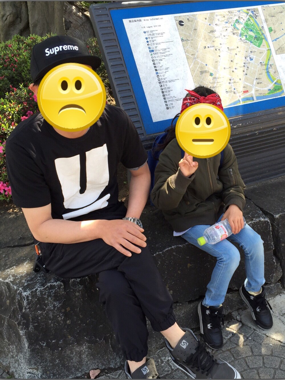 ブラック系のTシャツ/カットソー、ブラック系のその他パンツ、ブラック系のスニーカーを着用したメンズの春コーディネートの1枚目の写真