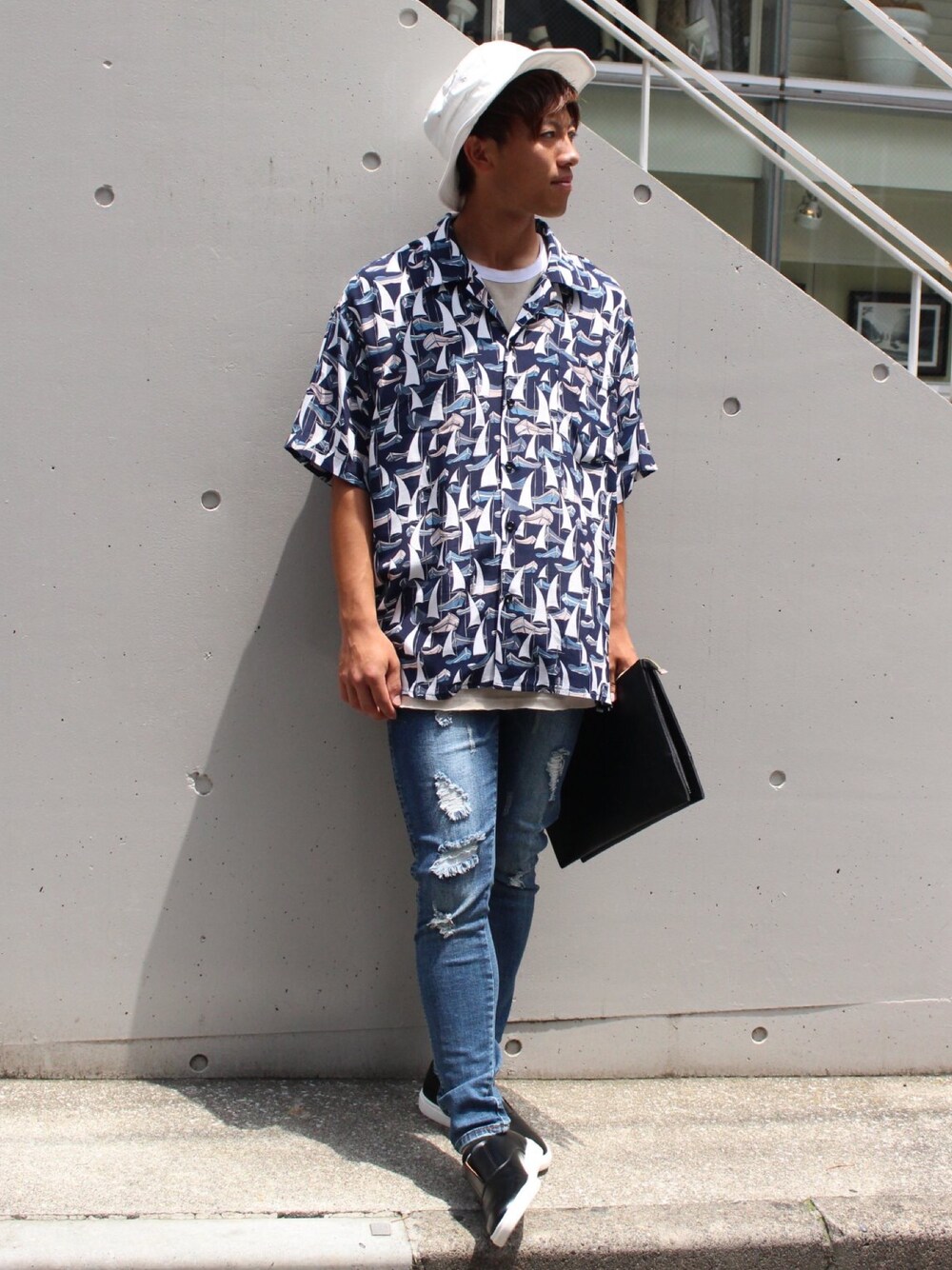 ブルー系のTシャツ/カットソー、ブルー系のデニムパンツを着用したメンズの夏コーディネートの1枚目の写真