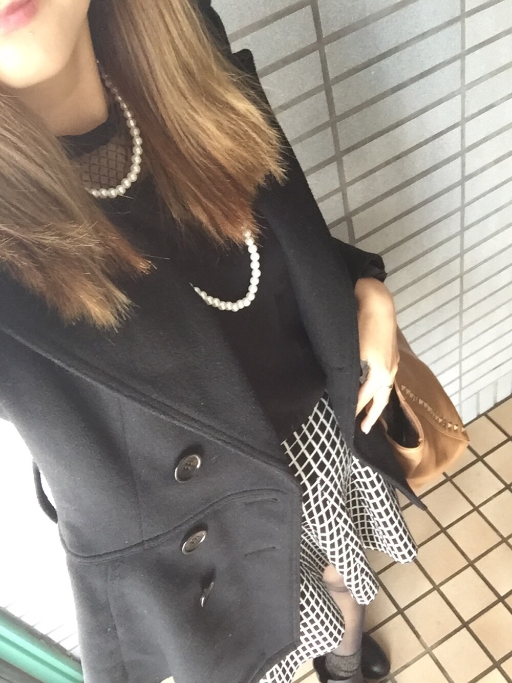 「シンプル、オトナ女子、モノクロコーデ」｜「LIZ LISAのアイテム（ハンドバッグ、ブラウン系）」を使った、민은혜さん（レディース・168cm）の冬コーディネートの1枚目の写真