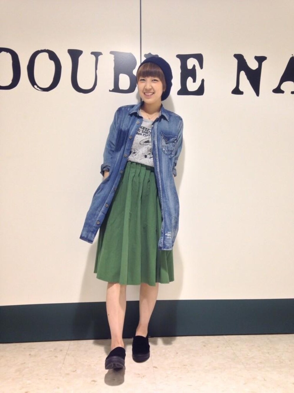 「Double name、ミモレ丈スカート、スリッポン、ベレー帽、緑色好きです、ミッキーT、デニムシャツワンピース」｜「DOUBLE NAMEのアイテム（Tシャツ/カットソー、グレー系）」を使った、くろゆんさん（レディース・163cm）の秋コーディネートの1枚目の写真
