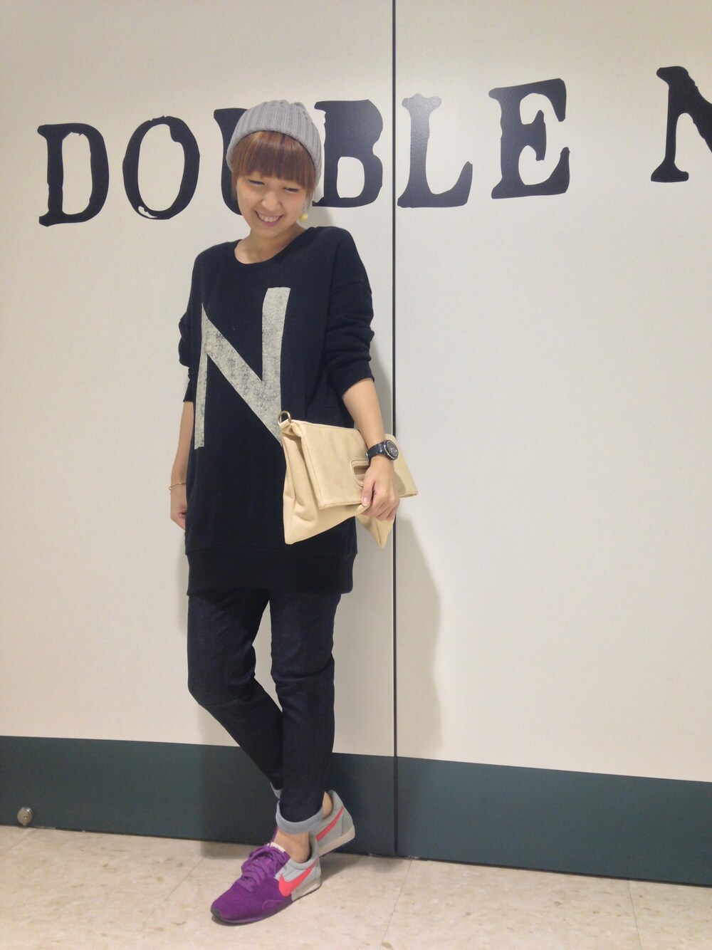「Double name、クラッチバッグ、モノトーンコーデ、スウェットワンピース、ブラックデニム、ナイキスニーカー、ニット帽」｜「DOUBLE NAMEのアイテム（チュニック、ブラック系）」を使った、くろゆんさん（レディース・163cm）の秋コーディネートの1枚目の写真