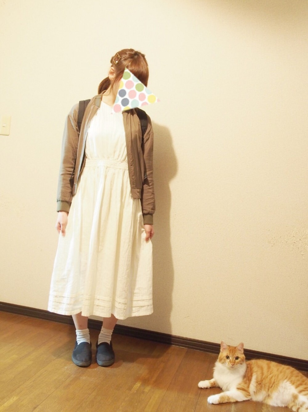 グリーン系のジャケット/アウター、ホワイト系のワンピース、ブルー系のブローチ/コサージュを着用したレディースの春コーディネートの1枚目の写真