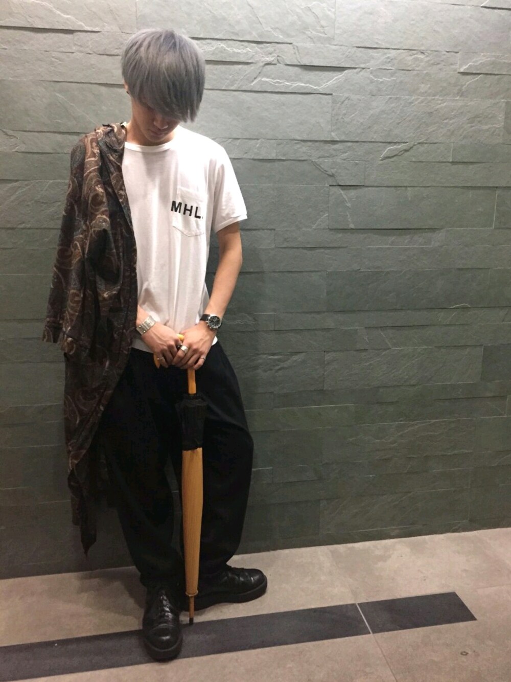 「ootd、ペイズリー、梅雨、傘、白Tシャツ、ワイドパンツ、民族衣装」｜「usedのアイテム（ジャケット/アウター、ブラウン系）」を使った、keisukeさん（メンズ・176cm）の夏コーディネートの1枚目の写真