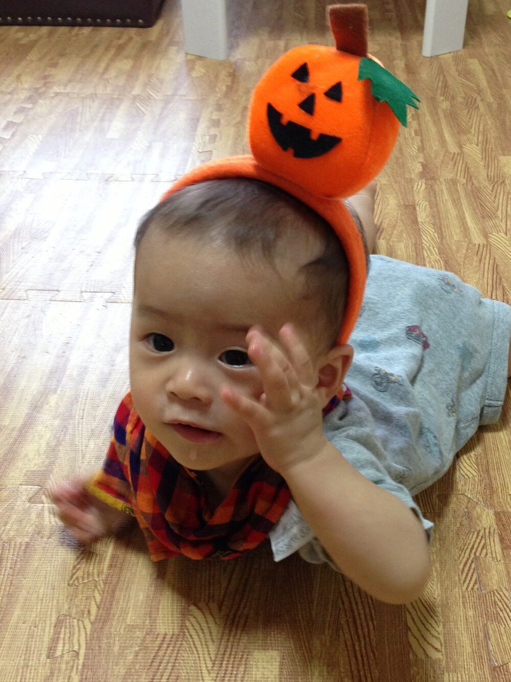 「WEAR HALLOWEEN 2014、かぼちゃ、カチューシャ、ハロウィン」｜「DAISOのアイテム（カチューシャ、オレンジ系）」を使った、ｅ＆ｋ♡さん（キッズ・70cm）の秋コーディネートの1枚目の写真