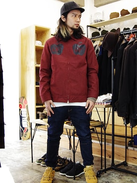 レッド系のアイテムを使った「ドリズラージャケット」の人気