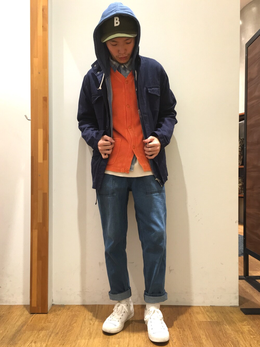 「春コーデ、アウター、夏、ラフ、キャップ、スニーカー、デニム」｜「SEVENDAYS=SUNDAYのコットンプリペラ　Ｍ－６５（テーラードジャケット、ブルー系）」を使った、zakikameさん（メンズ・170cm）の春コーディネートの1枚目の写真