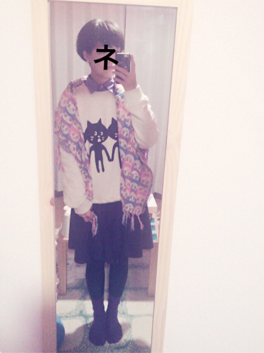 ベージュ系のスウェット、パープル系のマフラーを着用したレディースの冬コーディネートの1枚目の写真