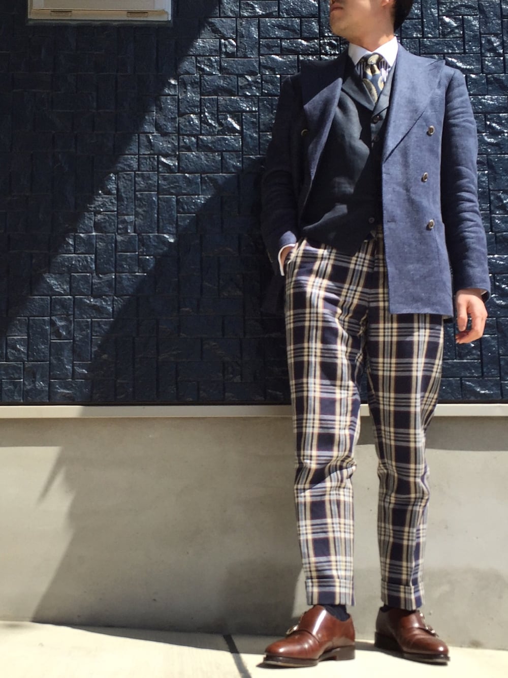 「チェック、チェックパンツ、ペイズリー、ペイズリー柄、ダブルジャケット、ジレ」｜「suitsupplyのアイテム（テーラードジャケット、ブルー系）」を使った、octalismさん（メンズ・173cm）の春コーディネートの1枚目の写真