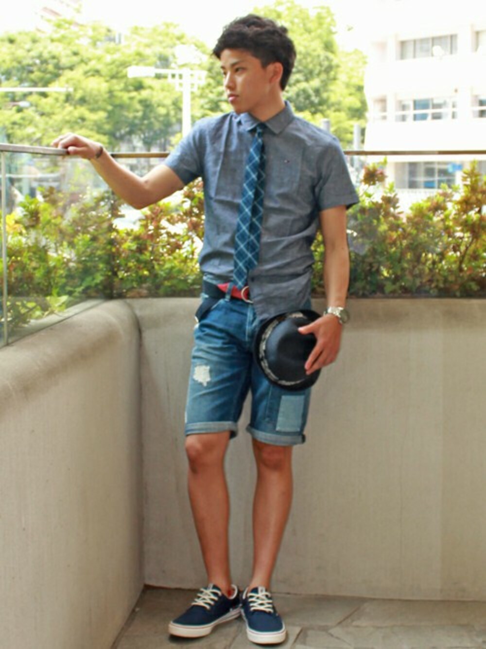 ブルー系のシャツ/ブラウス、その他のデニムパンツ、ホワイト系のスニーカーを着用したメンズの夏コーディネートの1枚目の写真