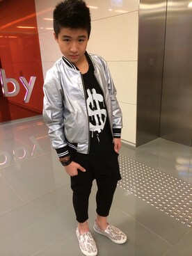 「アイテム（ライダースジャケット、シルバー系）」を使った、connie wongさん（メンズ・165cm）の秋コーディネート