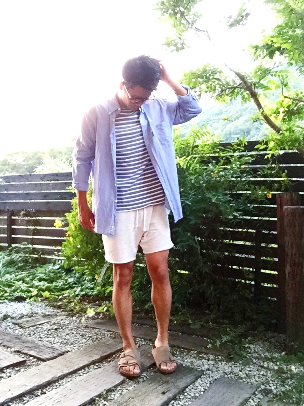 ブルー系のTシャツ/カットソー、ブルー系のシャツ/ブラウス、ベージュ系のその他パンツを着用したメンズの夏コーディネートの1枚目の写真