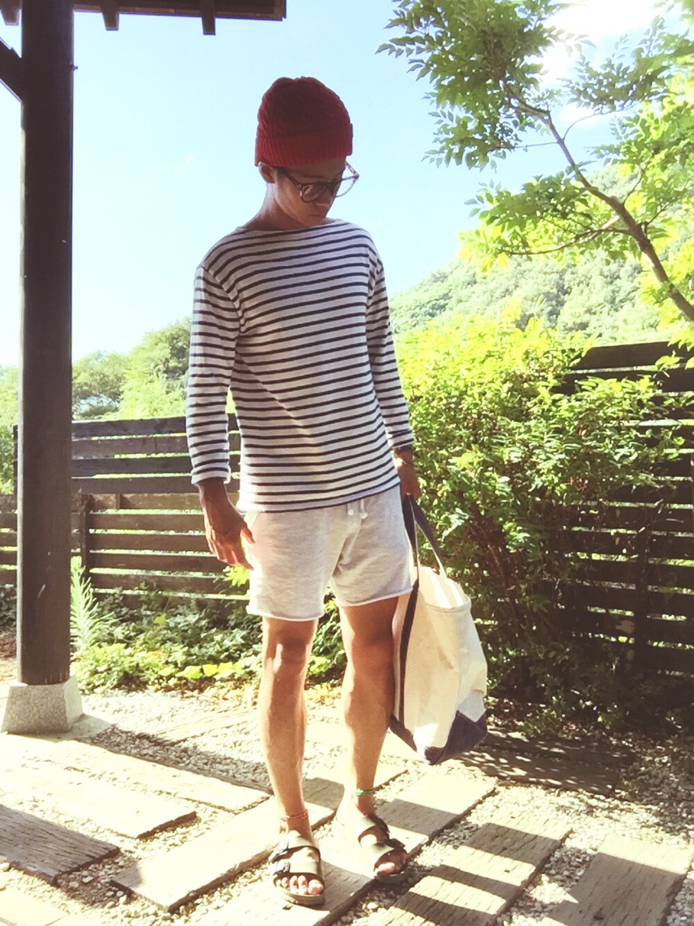 ホワイト系のTシャツ/カットソー、ベージュ系のその他パンツ、グリーン系のサンダルを着用したメンズの夏コーディネートの1枚目の写真