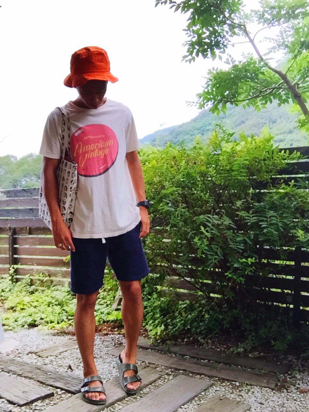 「古着、古着MIX、ラフ、シンプル、バケットハット、UNIQLO、H&M、マクドナルド、サンダル」｜「UNIQLOのアイテム（ハット、オレンジ系）」を使った、Kippei さん（メンズ・173cm）の夏コーディネートの1枚目の写真