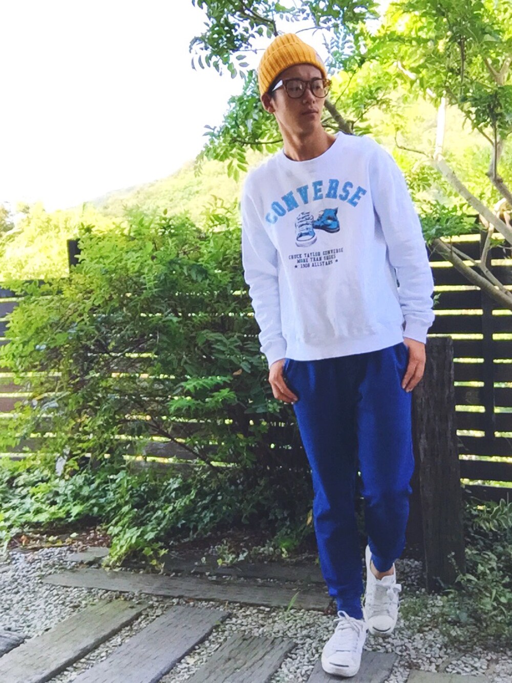 ホワイト系のスウェット、ブルー系のその他パンツ、ホワイト系のスニーカーを着用したメンズの秋コーディネートの1枚目の写真