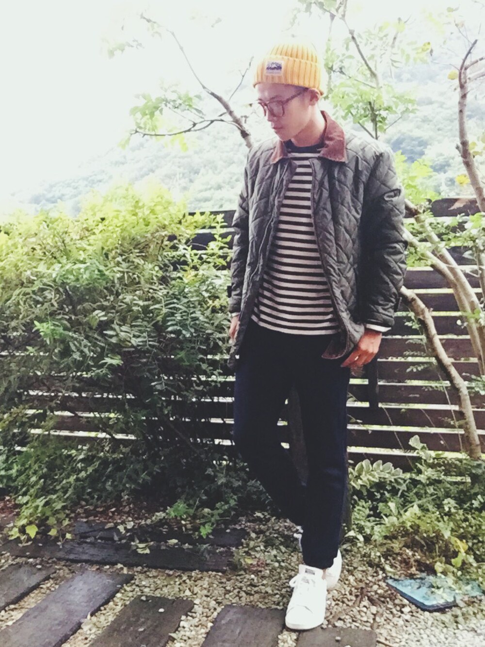 グリーン系のその他アウター、ホワイト系のTシャツ/カットソー、ブラック系のその他パンツを着用したメンズの秋コーディネートの1枚目の写真