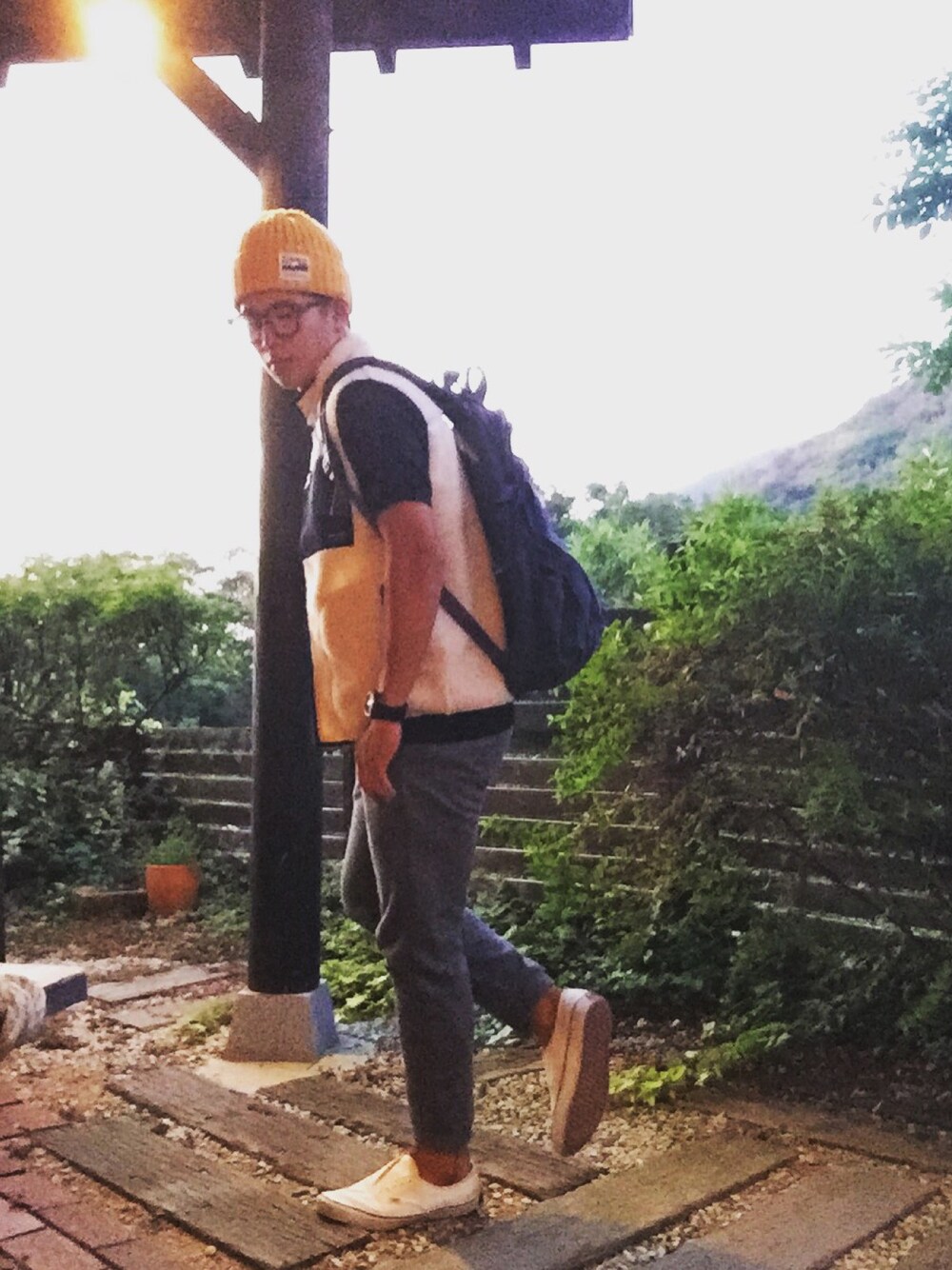 ベージュ系のベスト、ブラック系のTシャツ/カットソー、グレー系のその他パンツを着用したメンズの秋コーディネートの1枚目の写真