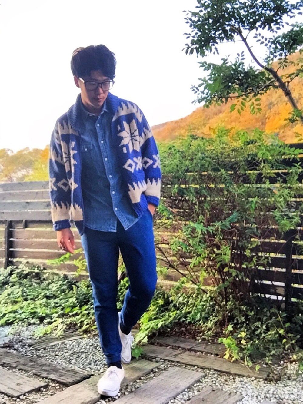 ブルー系のニット/セーター、ブルー系のシャツ/ブラウス、ブルー系のその他パンツを着用したメンズの冬コーディネートの1枚目の写真