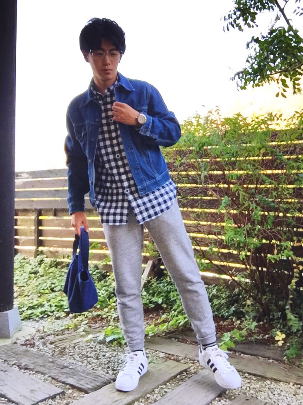 ブルー系のシャツ/ブラウス、ブルー系のデニムジャケット、グレー系のパンツを着用したメンズの冬コーディネートの1枚目の写真