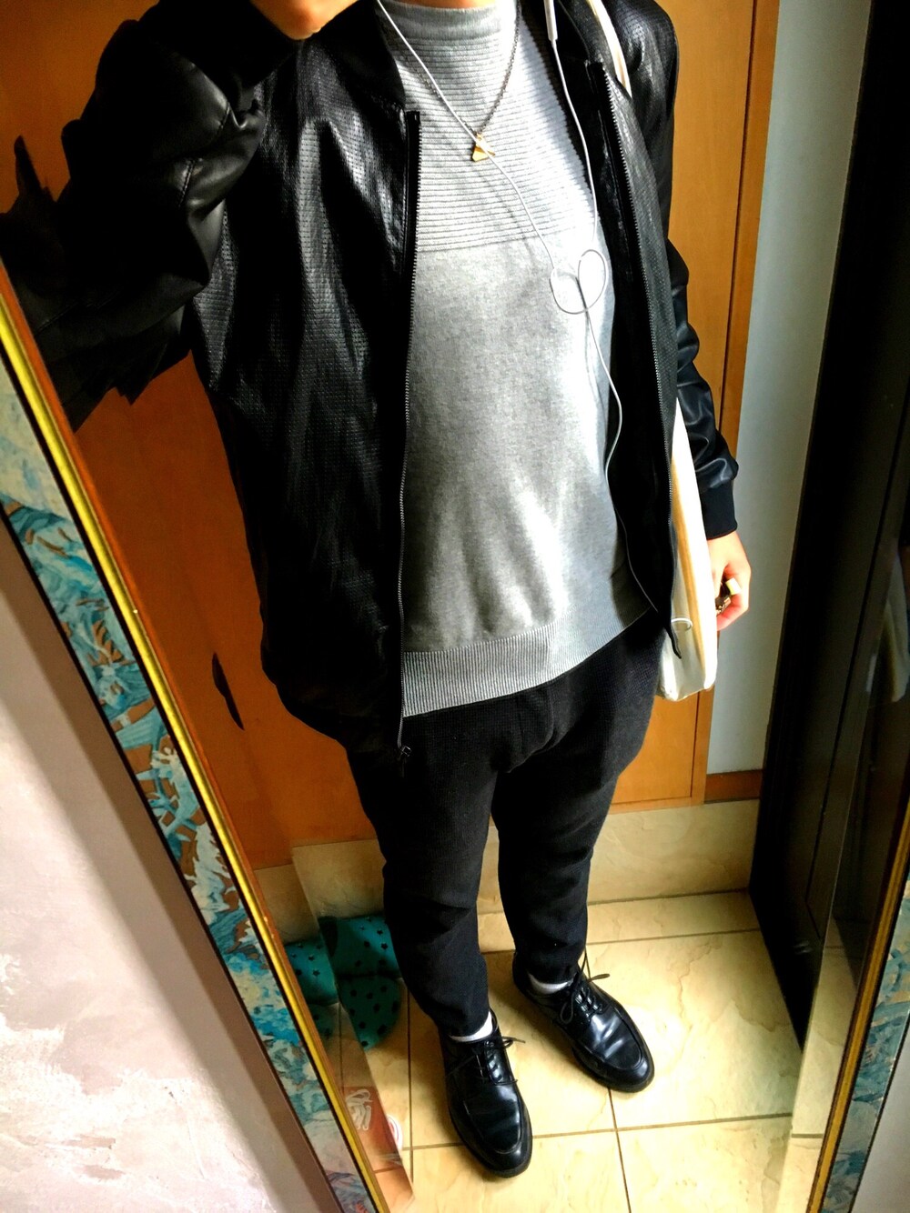 ブラック系のドレスシューズ、ブラック系のパンツ、ブラック系のライダースジャケットを着用したメンズの秋コーディネートの1枚目の写真